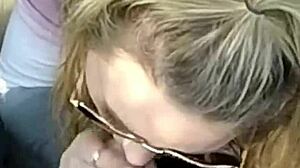 Tenåring svelger sædskudd etter bilblowjob.