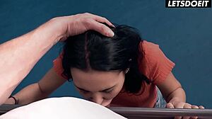 Slanke brunette Freya Dee neukt grote lul huisgenoot met geblinddoekte blowjob cumshot facial