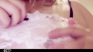 Hey, perempuan Jepun ni dalam kostum liar dengan masturbasi dildo pada tetek besar dan pepek 😈