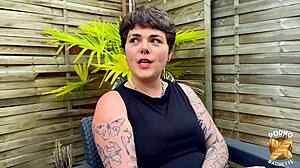 Betty Belle krijgt al haar gaten gevuld in deze sexy Europese milf amateur scène