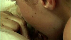 Femmes âgées goûtent à de jeunes chattes 18+.