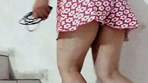 Auroraestelar pees and masturbates while bathing in the shower