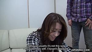 Japonska ženska Maki Hojo daje grdi pičkanje in jezdari na kurcu, stoka do orgazma v avtu necenurirano. Zrela rjavolaska resničnost udari močno!