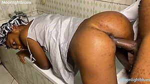 Ama de casa seduce a fontanero en encuentro en baño