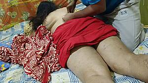 แม่บ้านเดซีเซ็กซี่ร้อนโดนนวดตัวเต็มรูปแบบในห้องโรงแรมเล่นหัวนมและก้น