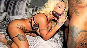 Büyük BBC büyük memeli sarışın sıkı amı ırklararası kondomsuz yalama ve am yalama küçük sikme ile deliyor.