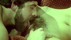 Saya merasa nostalgia untuk threesome MMF klasik cumshot di retro Body Girls 1983