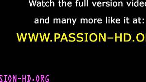 Rödhårig tjej blir äten ut och bollar slickade av flickvän