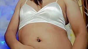 Transzvesztita pizsamában készen áll maszturbációs szexre