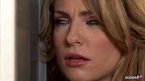 Plava Bailey Blue uzima prvi beli čudovišni kurac u dubokom grlu analno