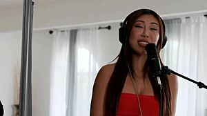 Hei, cewek Asia berisi Nicole Doshi mesra sama Victor Ray!