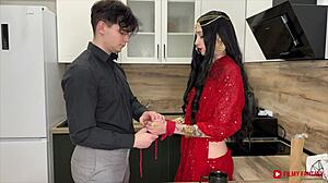 Tía paquistaní chupa y folla en fantasía de suegra india versión 1 😜