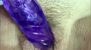 キティ・ハドソンが毛むくじゃらのマンコとセクシーな天然巨乳を掴んでディルドタイム