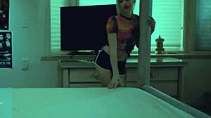 Tatilde Üvey Kız Kardeşle Yatak Paylaşmak Büyük Sik Creampie'ye Gidiyor!