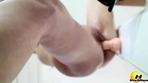 Hinter den Kulissen Videos von Katerina Hartlova fickt Dildo in Socken. Vollbusige MILF mit großen natürlichen Titten in Realitäts-Action.