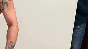 Ektemann ser husmor fukke gammel monster-kuk frisør i cuckold ydmykelse