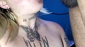 היא מתה על זה בפה ובתחת נהנית מכל סנטימטר