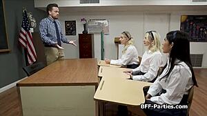 Trieda štvorčlenný s šťastným učiteľom s tučným kurcom a nadržanými mladými spolužiakmi v uniforme