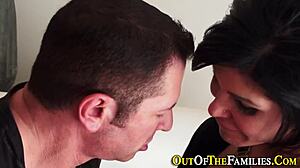 Sestrica vzame ogromnega kurca v hardcore creampie trojčku resničnost