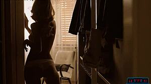 Mă simt atras de modelul cougar blond cara mell care se dezbracă și pozează cu pizda păroasă