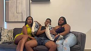 Jeg fanger min kæreste der passioneret fucker min stedmor i denne amatør hjemmelavet scene med engelske undertekster.