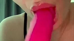 Vadia britânica tarada se masturba sozinha na webcam até gozar esguichando