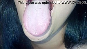 Garganta profunda intentando llegar al r�cord estoy disfrutando mucho un pene en mi boca