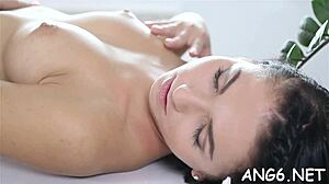 Horký chlap olizuje krásce hezká prsa a mokrou žádostivou díru