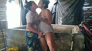 Watertekort in buurt leidt naar burenput voor water en geile lesbische neuk met orgasme likkend kont kut