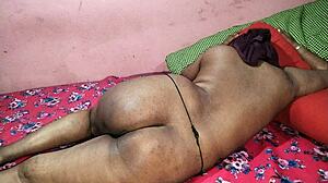 المعلمة الهندية XXX تظهر للطالب كس وحشفة حقيقية في درس صدر كبير منزلي مع ليست ابنة