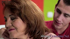 Nenek cougar bersepatu tinggi digenjot hardcore dengan cumshot