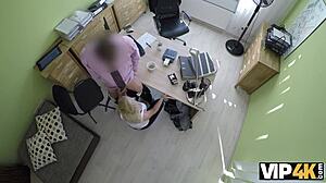 VIP4K sladká blond teen 18+ dává kouření neposlušnému agentovi půjček za peníze