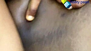 La femme de chambre d'hôtel me surprend nu et je baise ses gros seins naturels et sa chatte