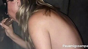 Esposa rubia se lo toma por el culo en el gloryhole 😈