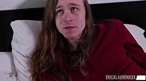 Розова путка GILF Ерика Лорън се наслаждава на закръгленото си зряло тяло с млад 18+ слаб партньор