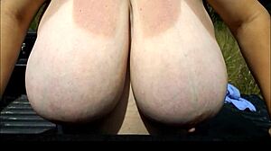 Schattig meisje met enorme tieten showt off! 😍