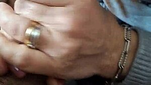 Lecco la figa alla mia amante fino all'orgasmo poi gli sborro in faccia da vera slut.