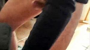 Lecco la figa alla mia amante fino all'orgasmo poi gli sborro in faccia da vera slut.