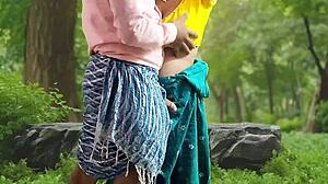 ¿Por qué esta bhabhi delgada folla en el bosque? Su coño peludo se abre por acción de estudiante bbw daddy