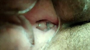 ربة منزل هندية ساخنة تظهر كسها الكبير العصير لزوجها العجوز الخائن للجنس