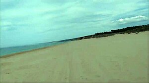 Kerel op naakt strand spuit veel melk in amateur sexy scène