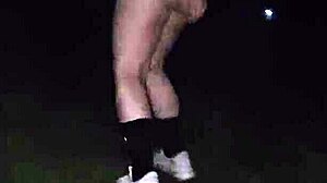 정글에서 귀여운 창녀 친구 만나 엉덩이 박음