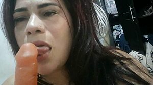 عايز تشوف دي البوستي السمينة BBW تلعب بكسها الكبير؟