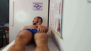 حصلت على انتصاب صلب أمام الممرضة الجنسية