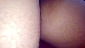 Follándome el culo de chicas jóvenes 18+ mientras el cuckold mira con humillación de mamada 😏