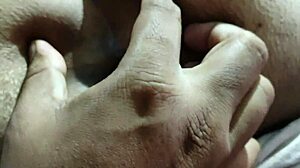 印度妻子丈夫上班时勾引房东