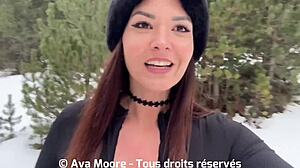 Majhna kurba daje slinast blowjob in dobi cum na obraz