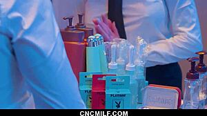 Milfek kiszolgálják az ügyfeleket kemény BDSM hármasban