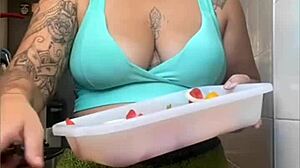 usando shorts apertado rachando buceta