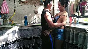 Soy seducida por la puta de mi vecina mientras lavo los platos ella me chupa el ano